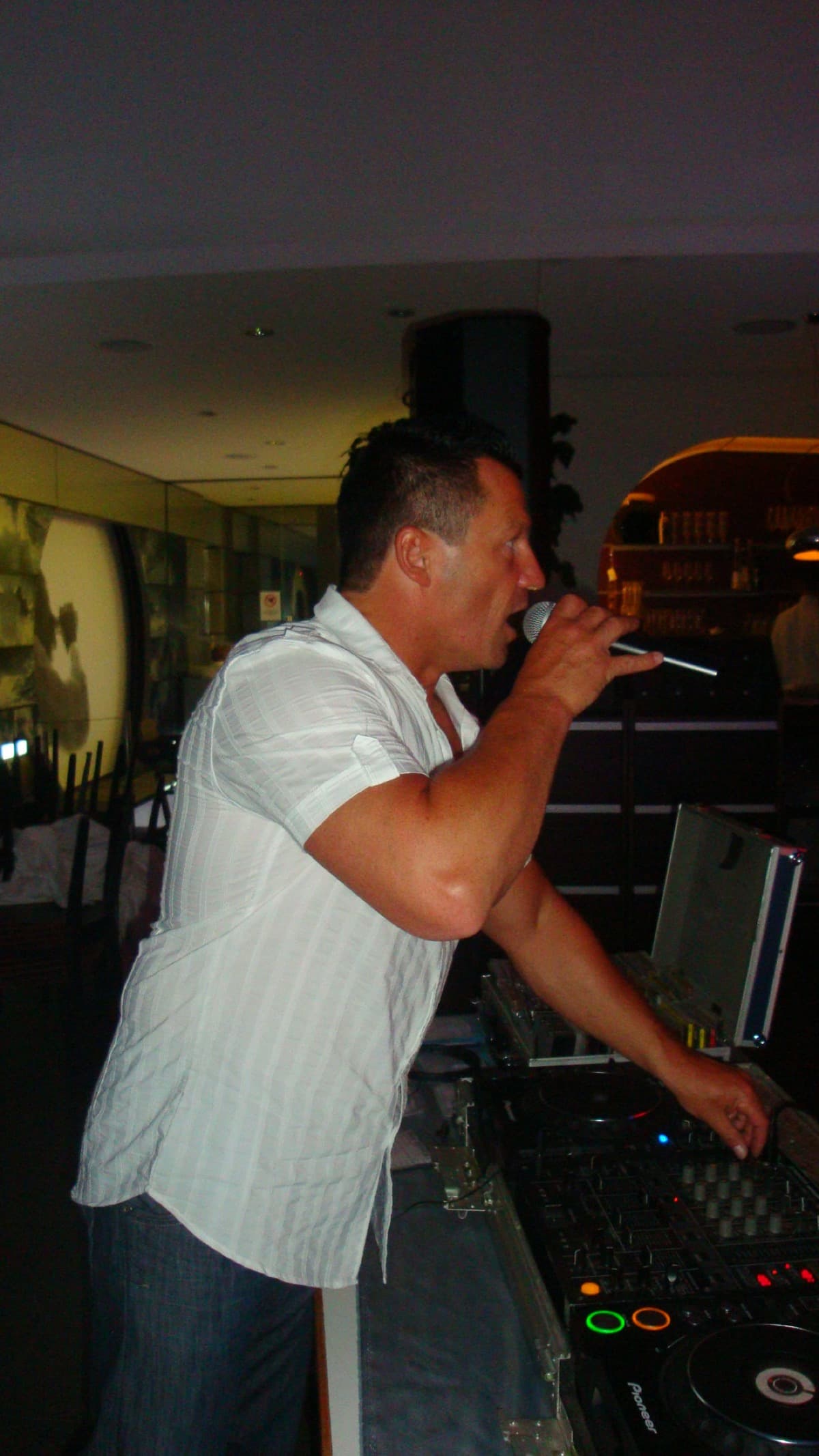 DJ Micha mit Mikrofon