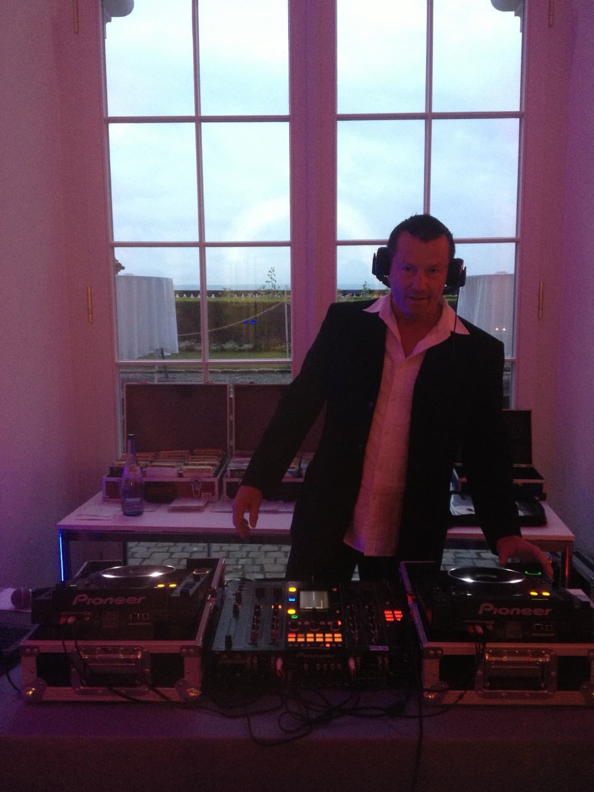 DJ Micha am Pioneer DJ-Pult