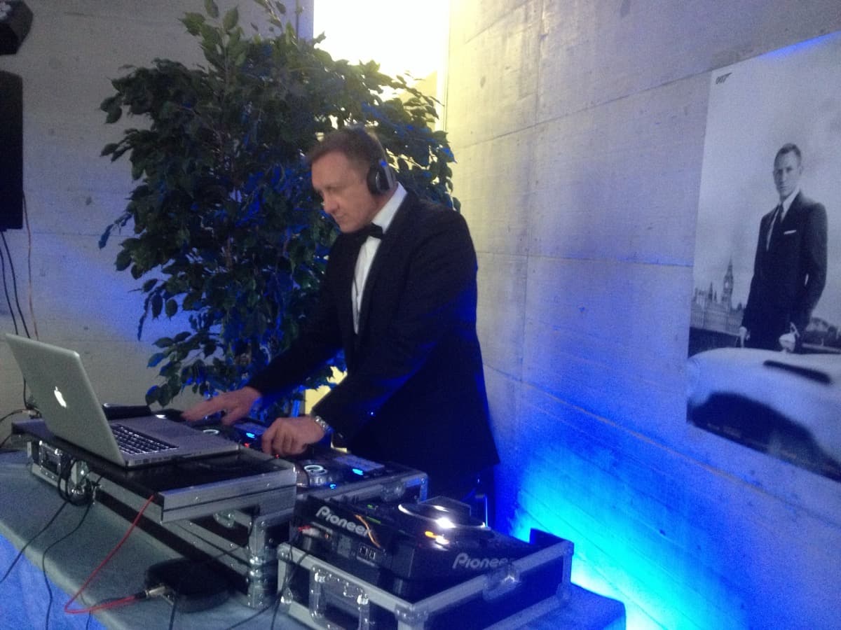 DJ Micha im Smoking am Mischpult