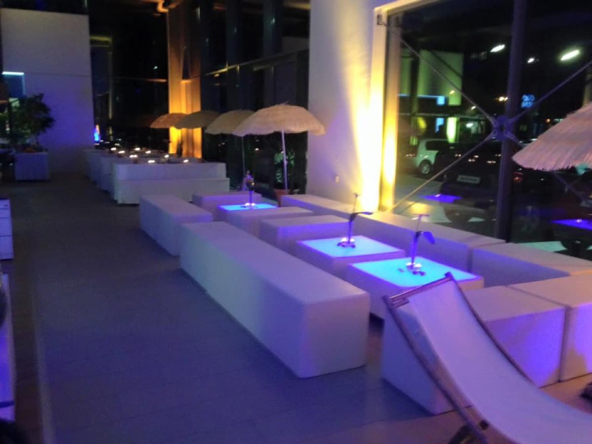 Lounge-Setup mit LED-Beleuchtung