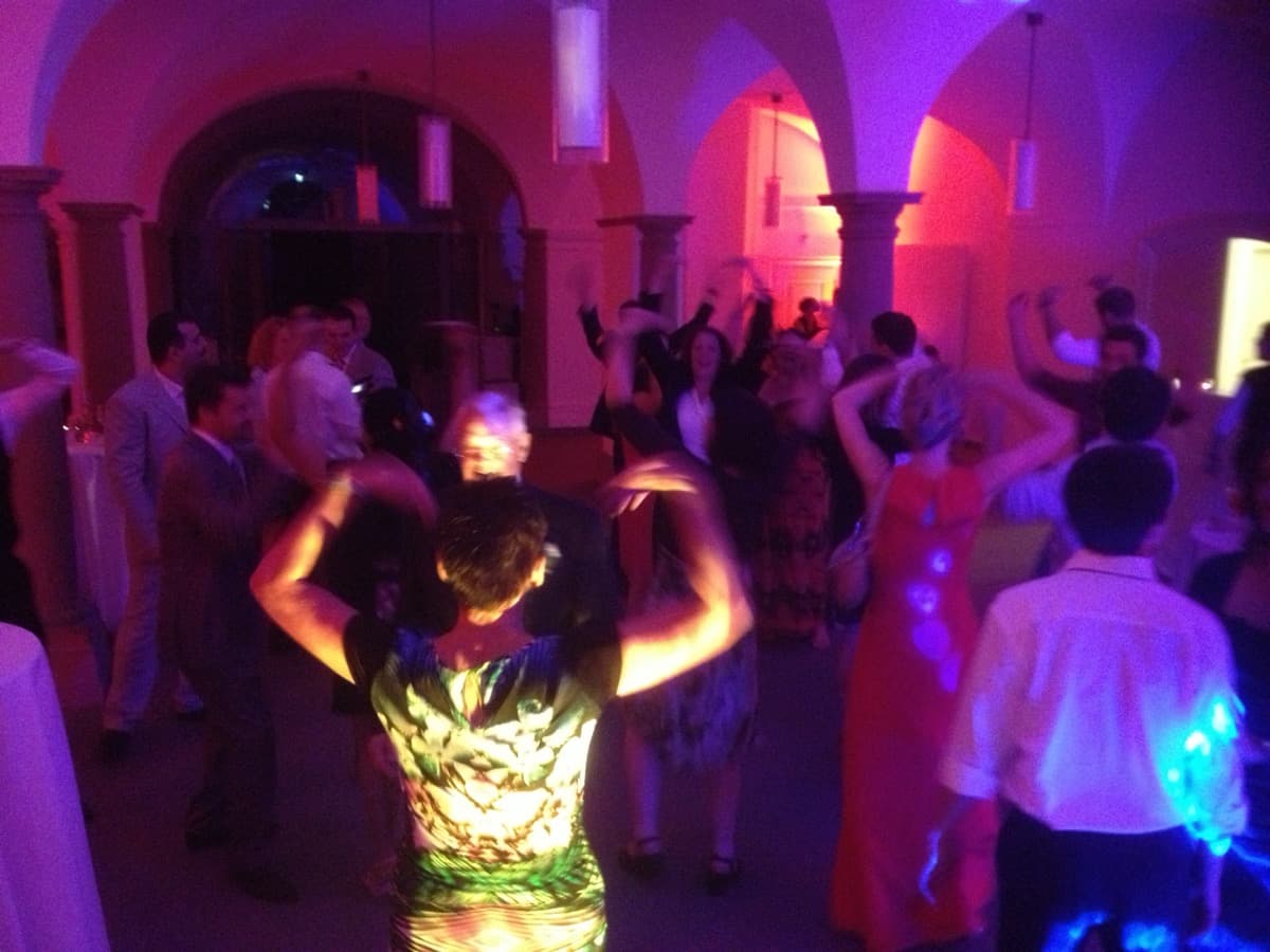 Geburtstagsfeier mit tanzenden Gästen