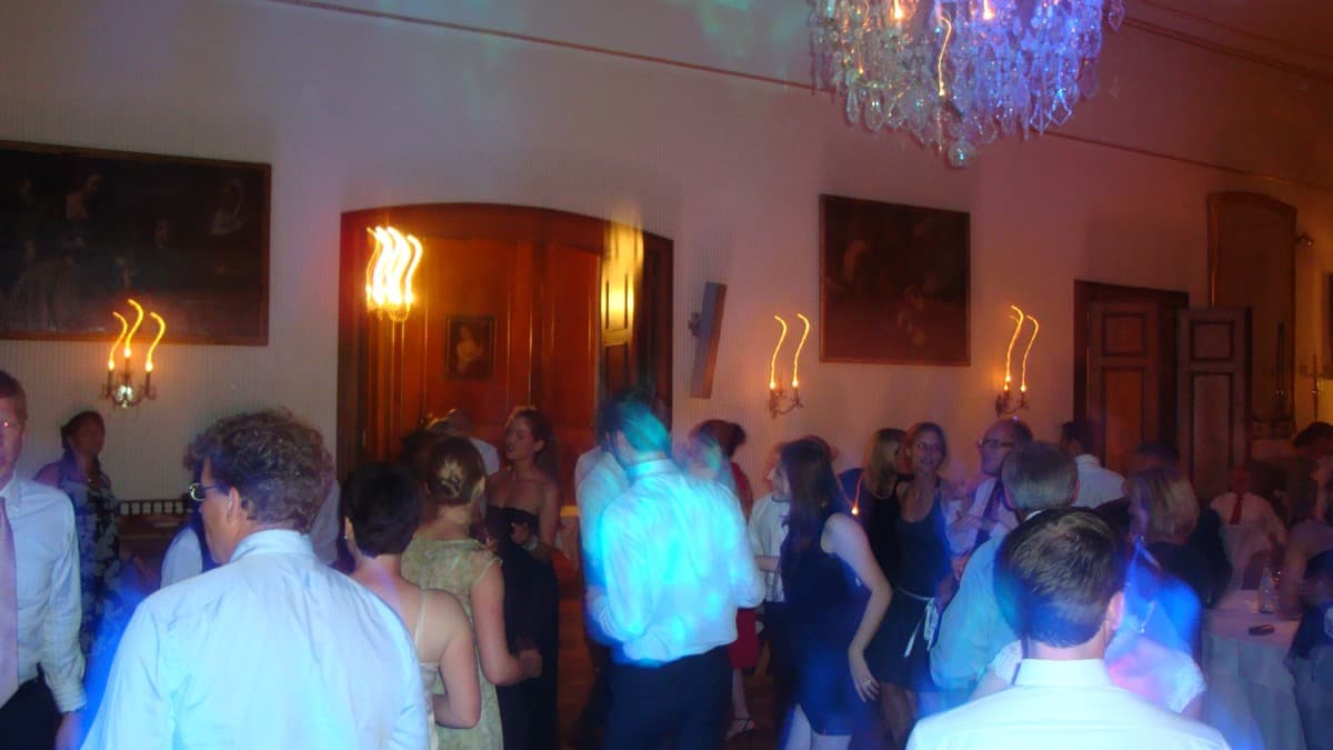 Tanzende Gäste auf Hochzeitsfeier