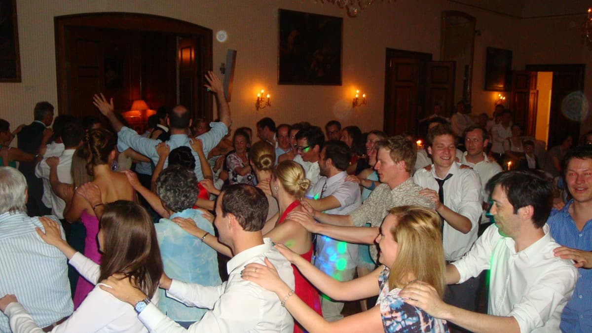 Volle Tanzfläche bei Hochzeit