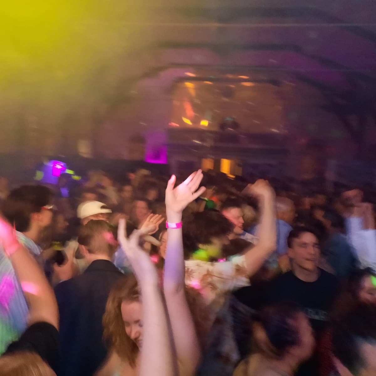 Große Menschenmenge bei Party-Event